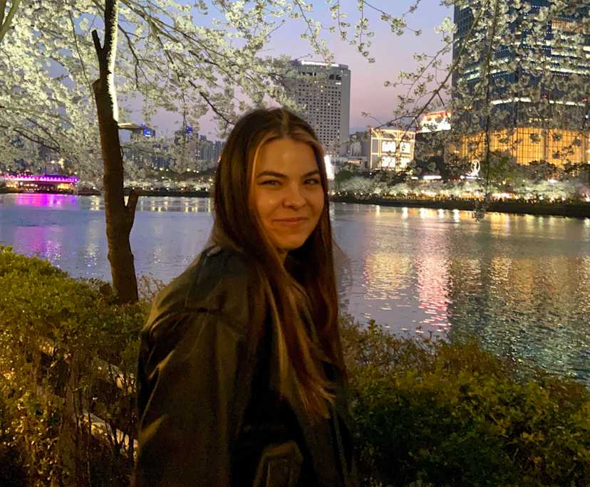 Oriane (26), $400, Non-smoker, No pets, and No children