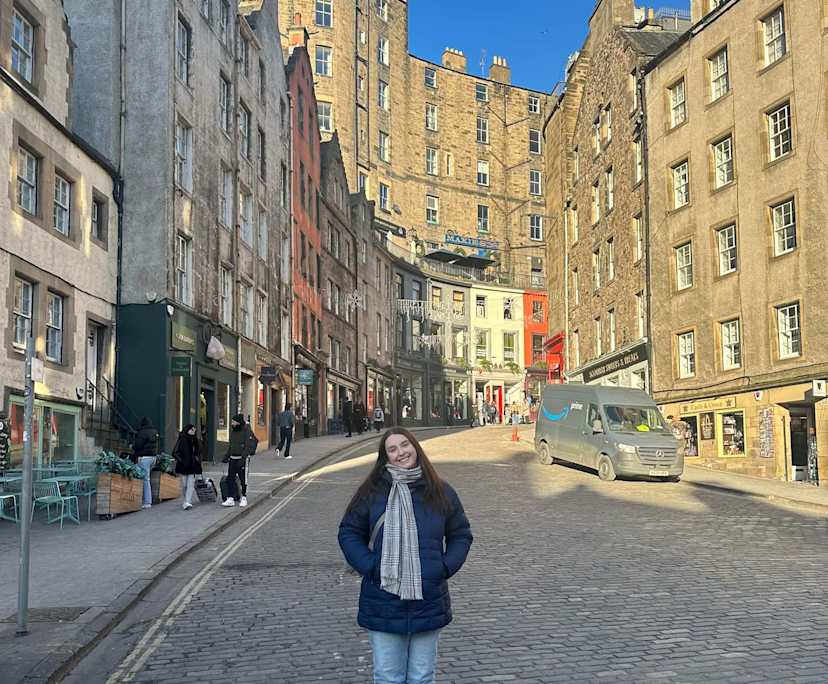 Cristabel (24), $300, LGBTQIA+, Have pets, Non-smoker, and No children
