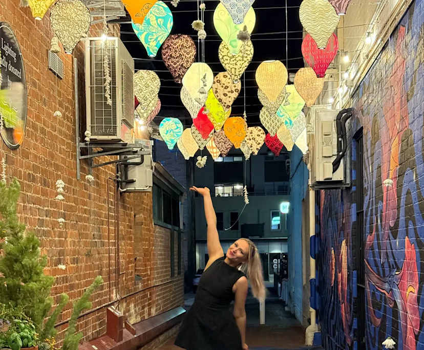 Alana (33), $350, Non-smoker, Have pets, and No children