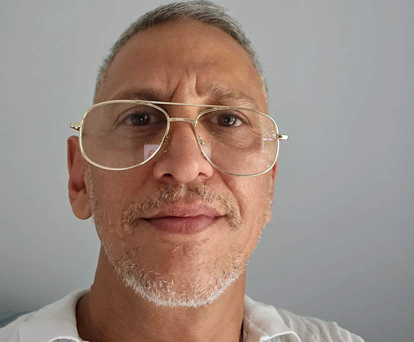 steven K (52), $300, Have pets, Smoker, and No children