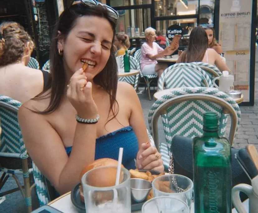 Tess (20), $400, Non-smoker, No pets, and No children