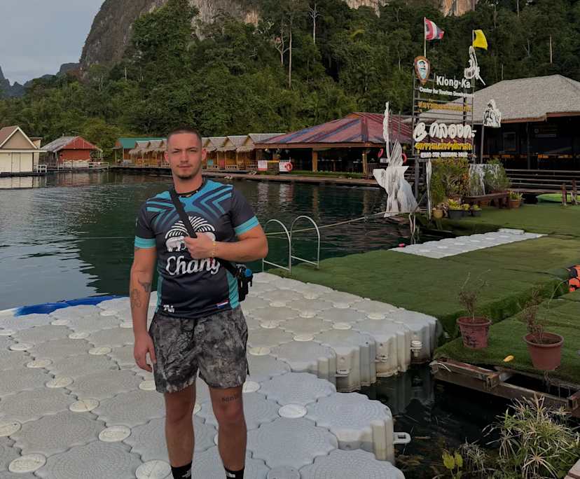 Ewan (23), $300, LGBTQIA+, Smoker, No pets, and No children