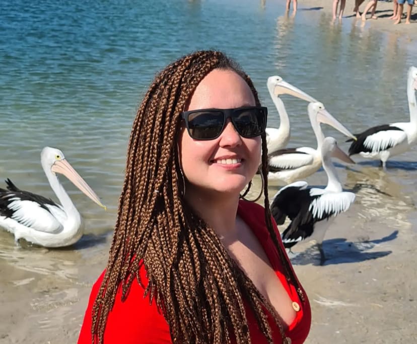 Érika (40), $350, Non-smoker, No pets, and No children