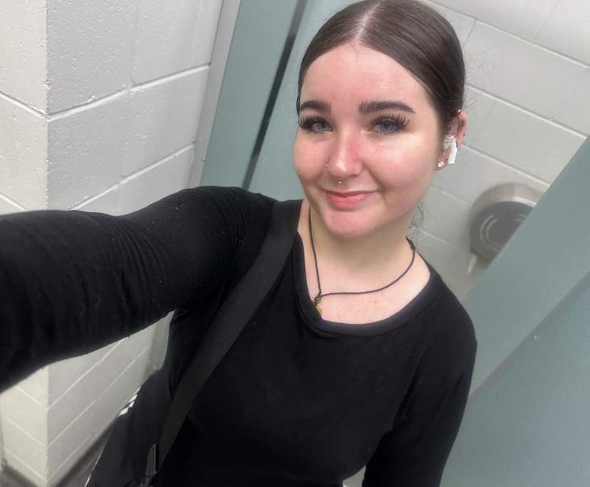 Elise (20), $300, Non-smoker, No pets, and No children