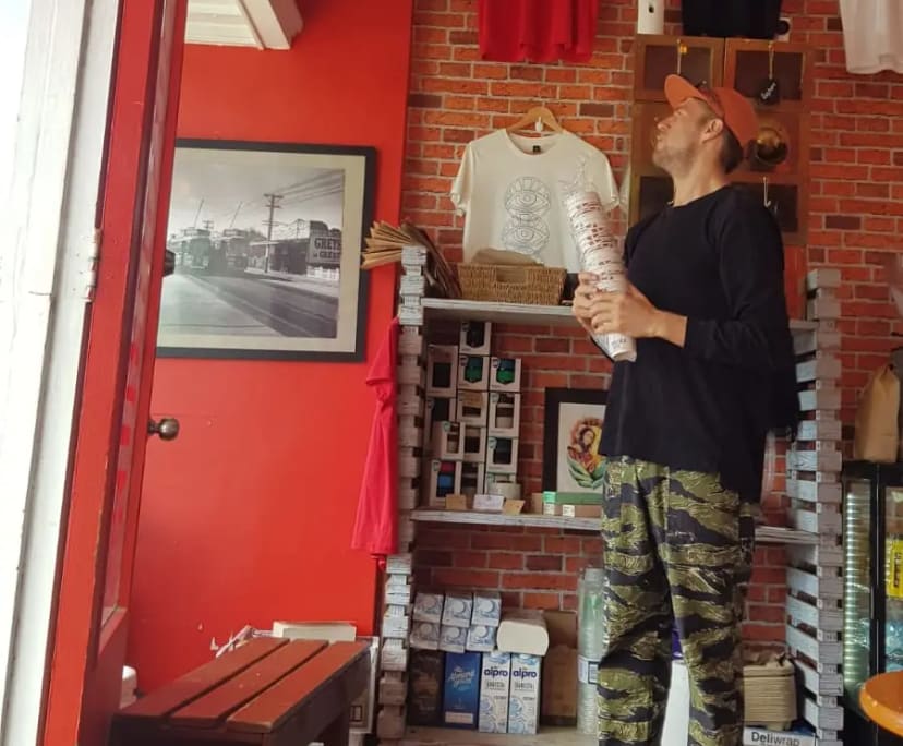 Leon (40), $10, Non-smoker, No pets, and No children