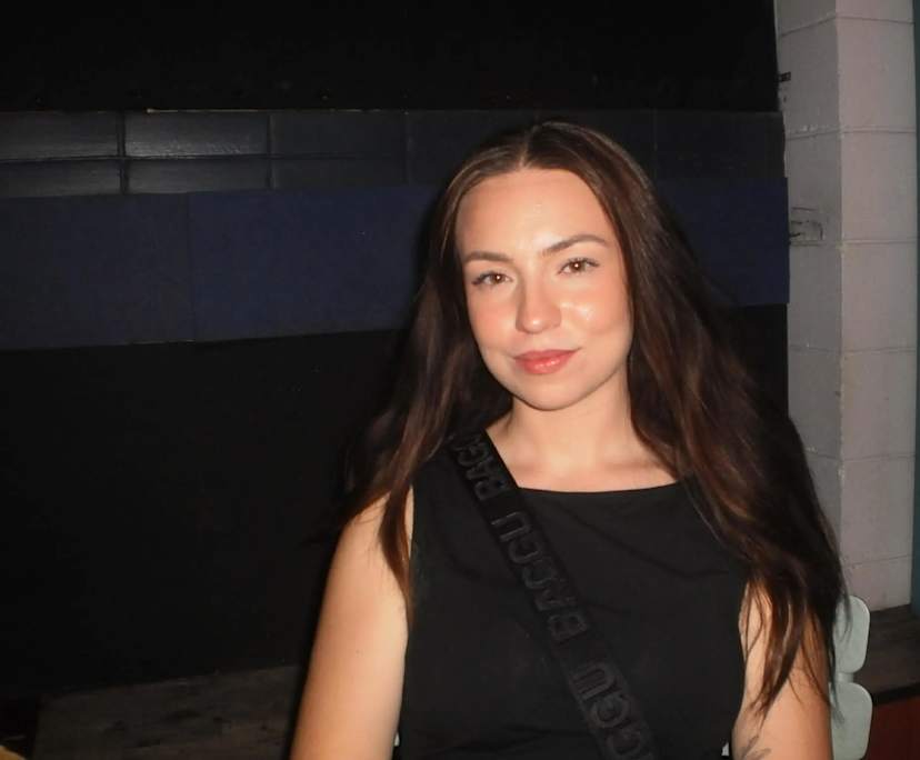 Madeline (25), $300, Non-smoker, Have pets, and No children