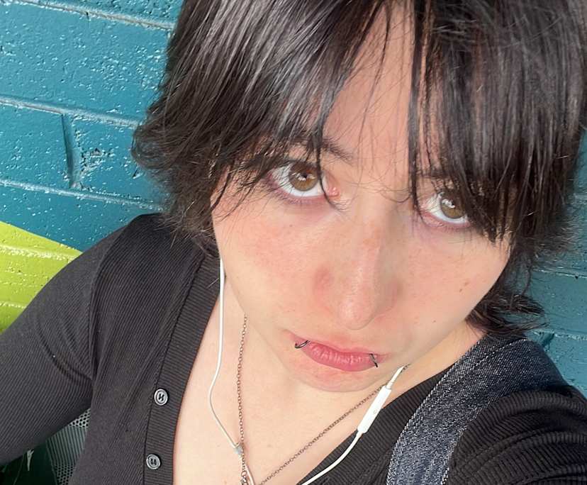 Chloe (22), $300, Have pets, LGBTQIA+, Non-smoker, and No children