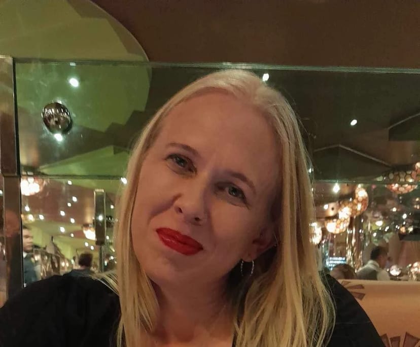 Lana (43), $400, Non-smoker, Have children, and No pets