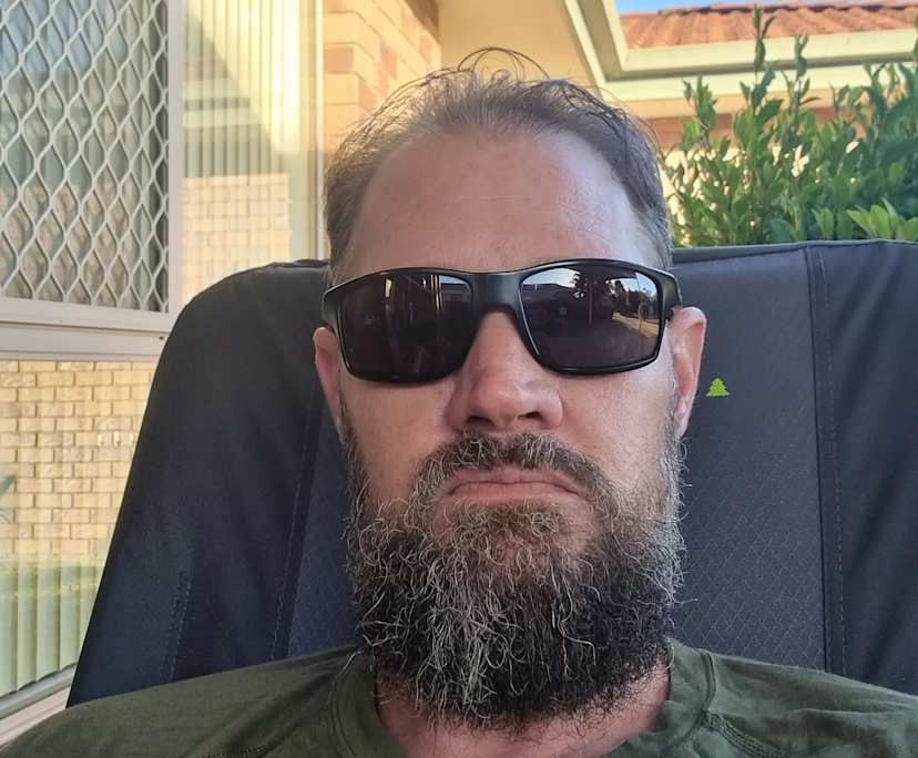 Robert (41), $450, Have pets, Smoker, and No children