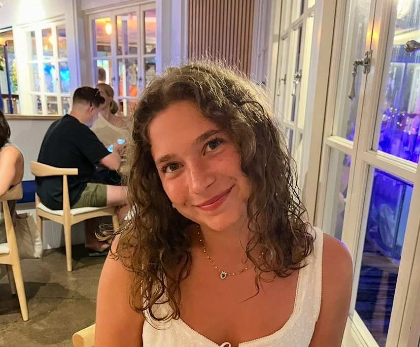 Sophie (25), $370, Non-smoker, No pets, and No children