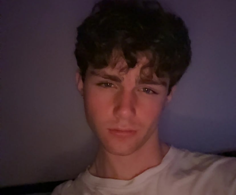 Brayden (18), $200, LGBTQIA+, Non-smoker, Have pets, and No children