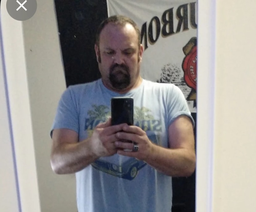 Dean (51), $250, Have children, Non-smoker, and No pets