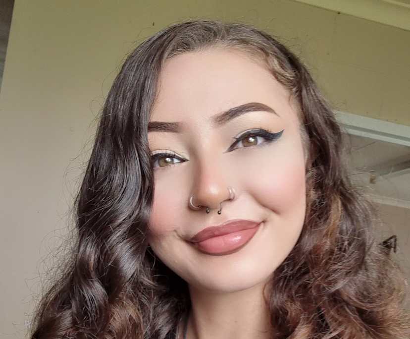 Laura (26), $370, Have pets, Smoker, and No children