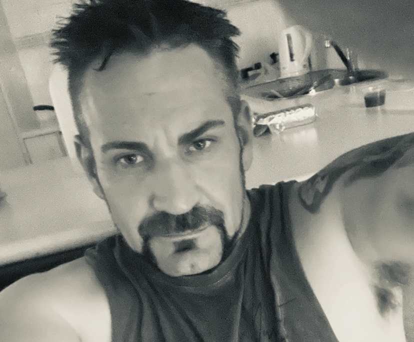 Jay (37), $400, LGBTQIA+, Have pets, Smoker, and No children
