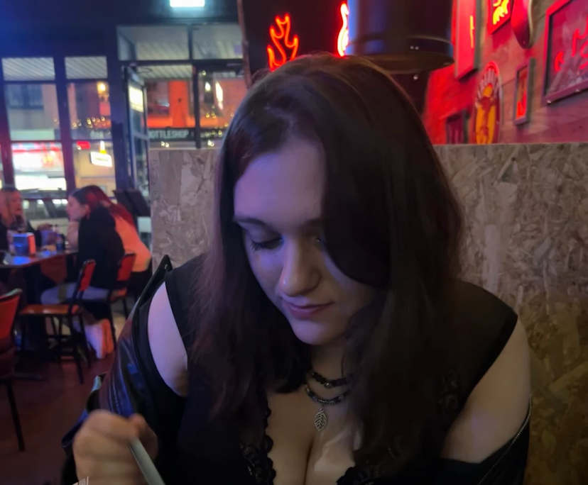 Bonnie (24), $300, Smoker, No pets, and No children