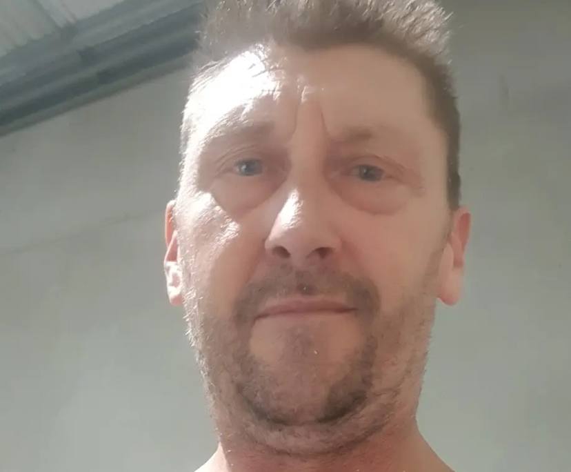 Jonathan (49), $400, No pets, Non-smoker, and No children