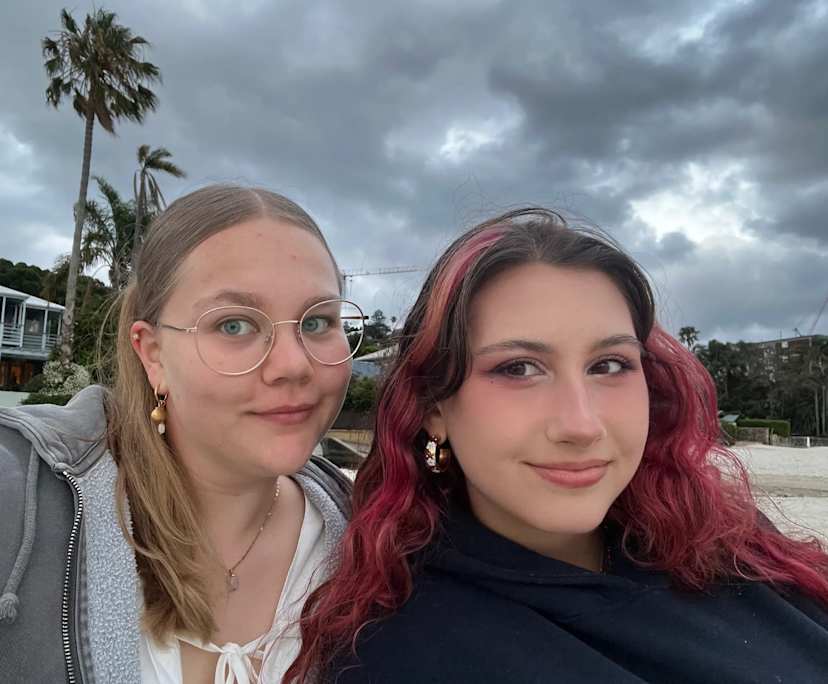 Lisa (19) and Lara (18), $350, Non-smoker, No pets, and No children