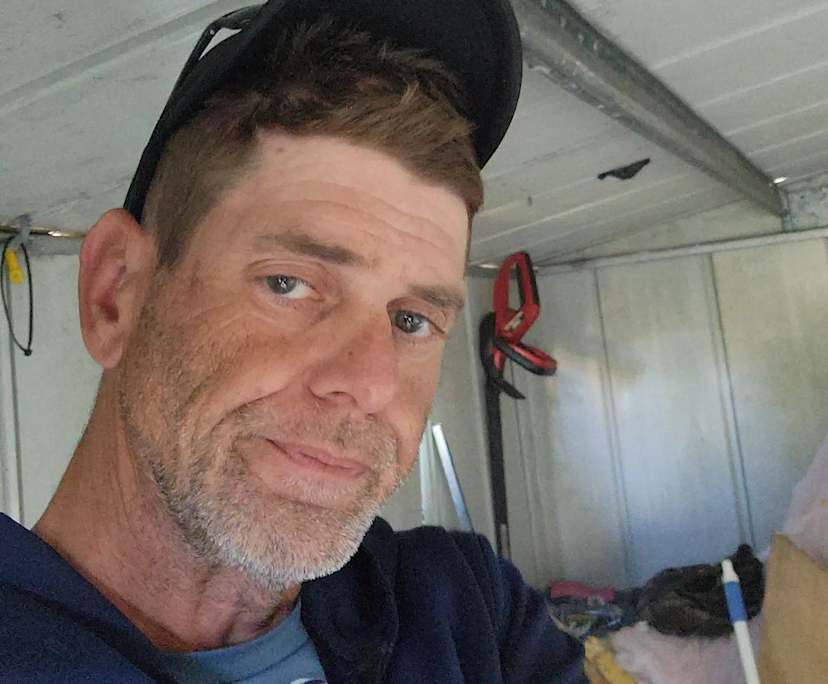 Steve (44), $500, Have children, Smoker, and No pets