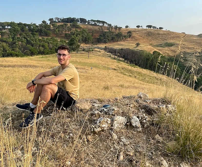 Alberto (24), $350, No pets, Non-smoker, and No children