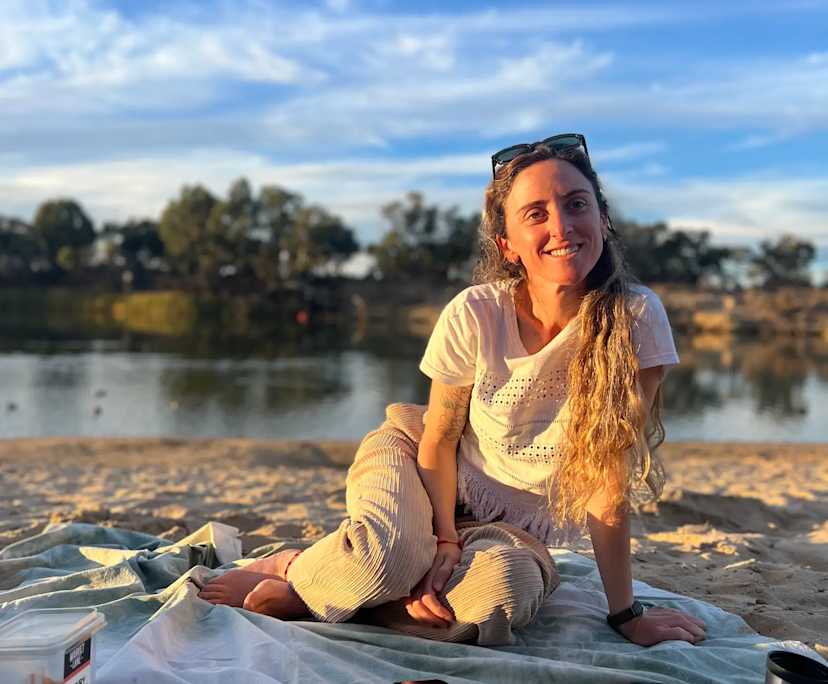 Juliana (34), $250, Non-smoker, No pets, and No children