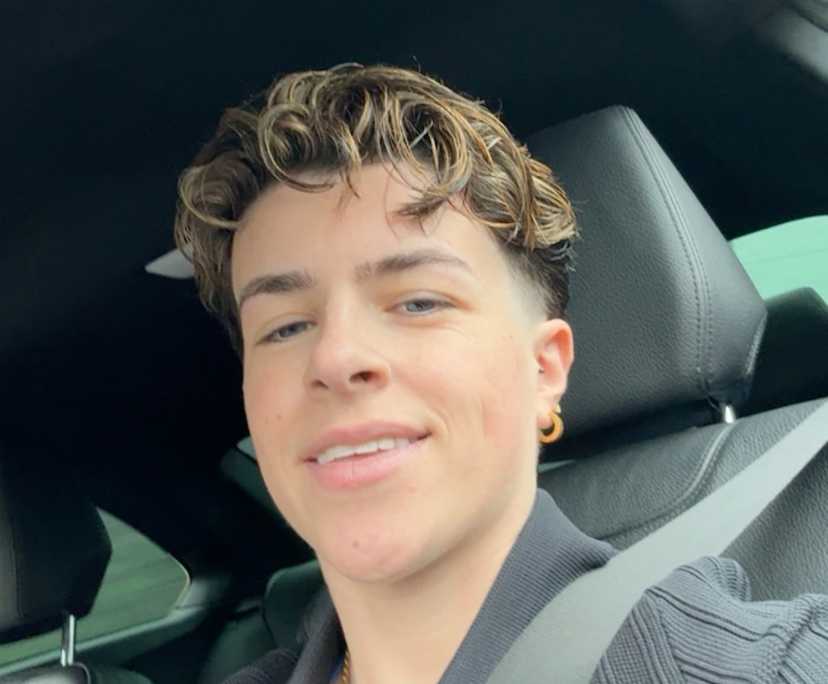 Elli (25), $350, LGBTQIA+, Non-smoker, No pets, and No children