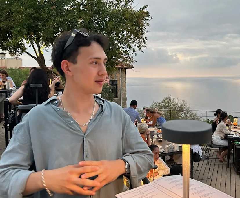 Anton (22), $300, No pets, Non-smoker, and No children