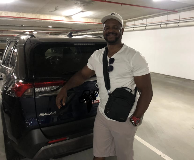Chikezie (52), $400, No children, Non-smoker, and No pets