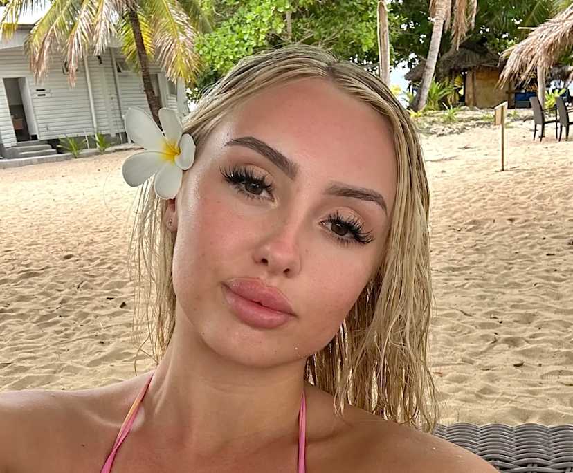 Alyssa (22), $400, Non-smoker, No pets, and No children