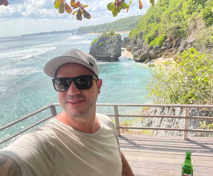 Michael (41), $800, Non-smoker, Have children, and No pets