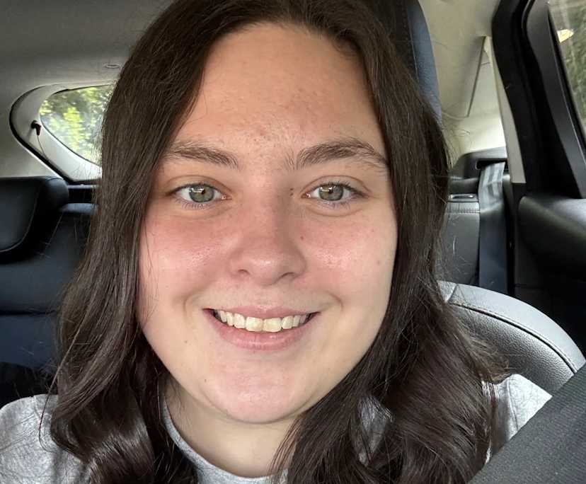 Lara (23), $450, Non-smoker, Have pets, and No children