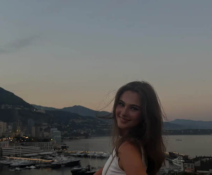 Phoebe (19), $410, Non-smoker, No pets, and No children