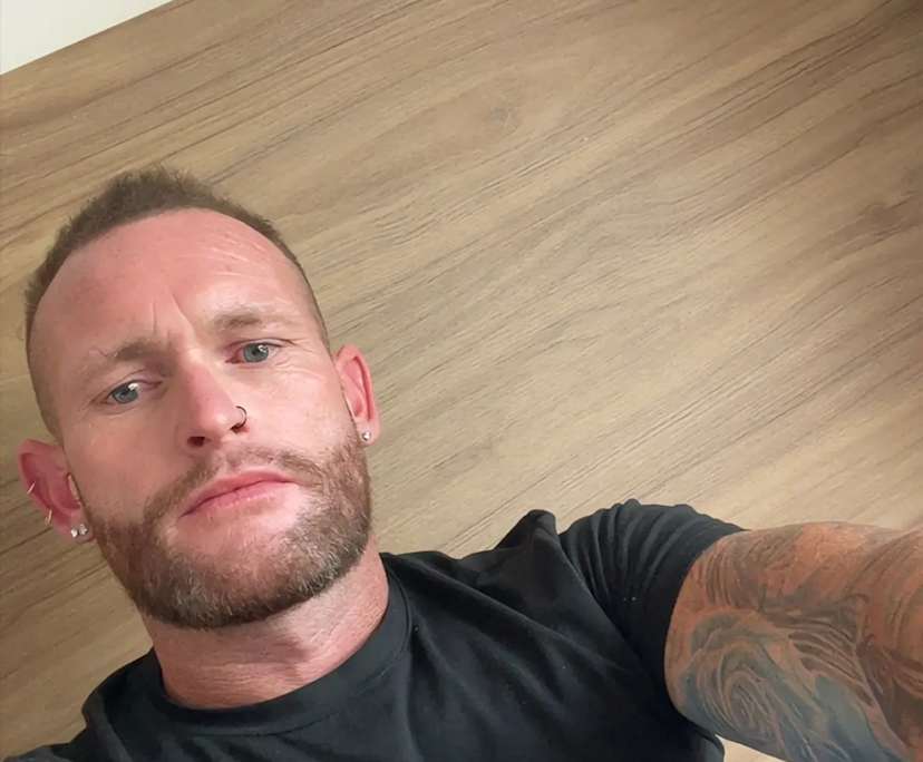 Adam (33), $400, Have pets, Non-smoker, and No children