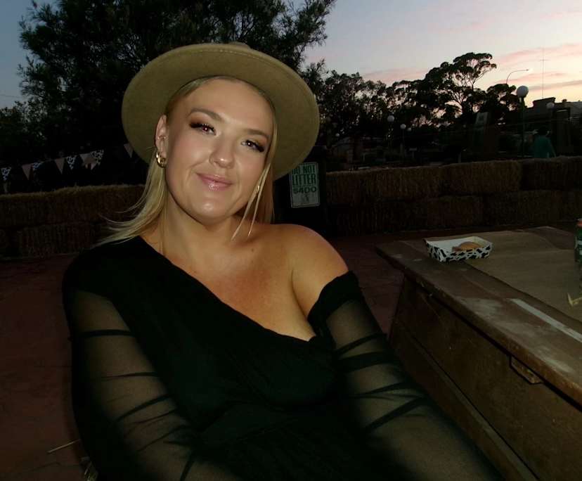 Bianca (29), $300, Non-smoker, Have pets, and No children