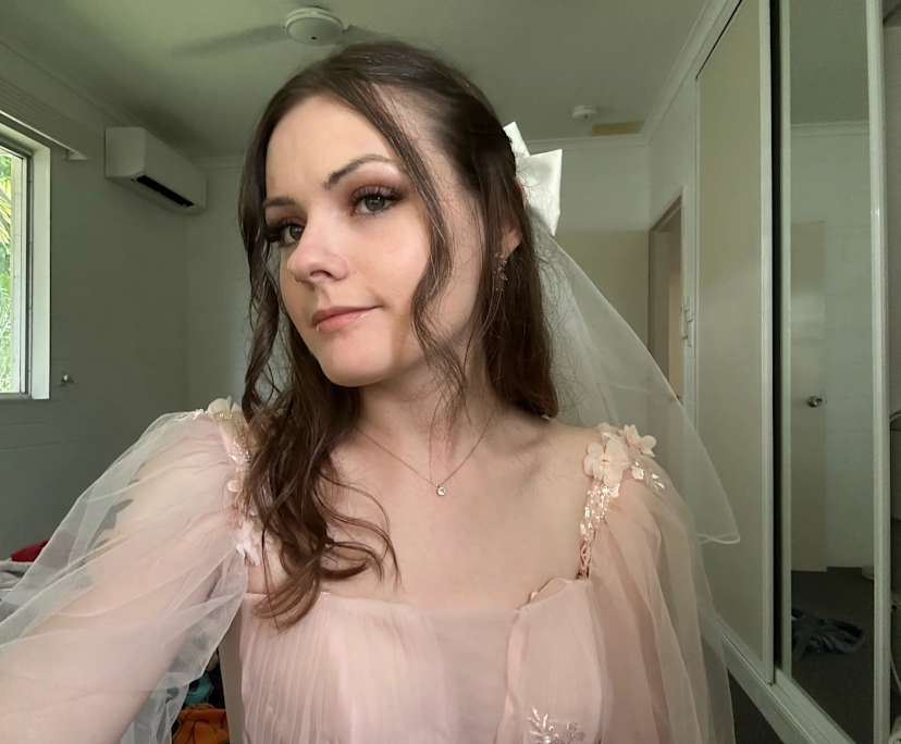 Emma (26) and Des (45), $750, Non-smoker, Have pets, and No children