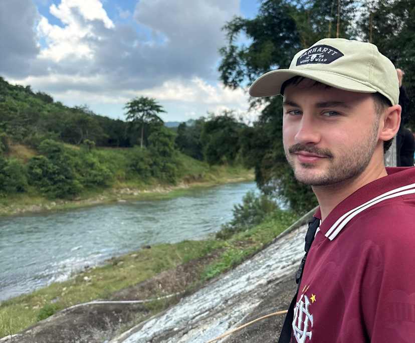 Edward (27), $1,200, Non-smoker, Have pets, and No children