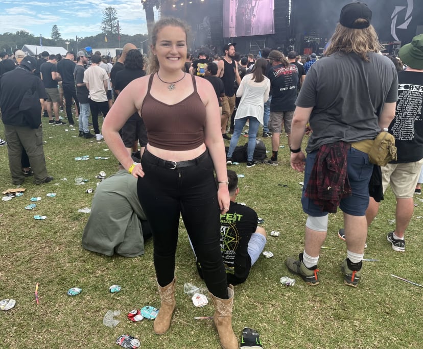 Ashley (22), $300, Non-smoker, No pets, and No children