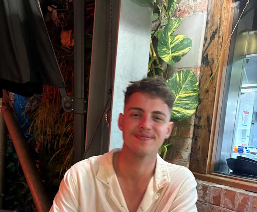 Brendan (22), $500, Non-smoker, Have pets, and No children