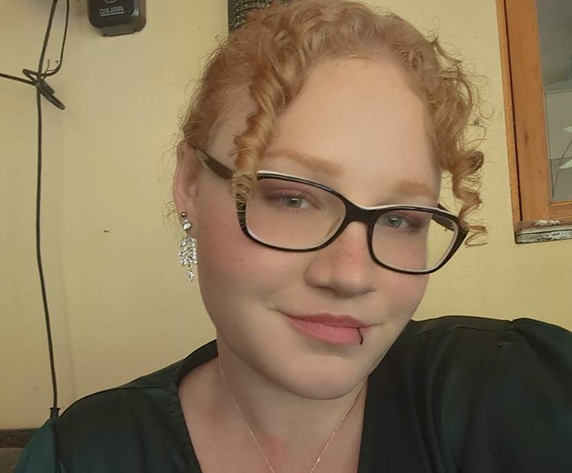 Ellie (24), $300, LGBTQIA+, Non-smoker, No pets, and No children
