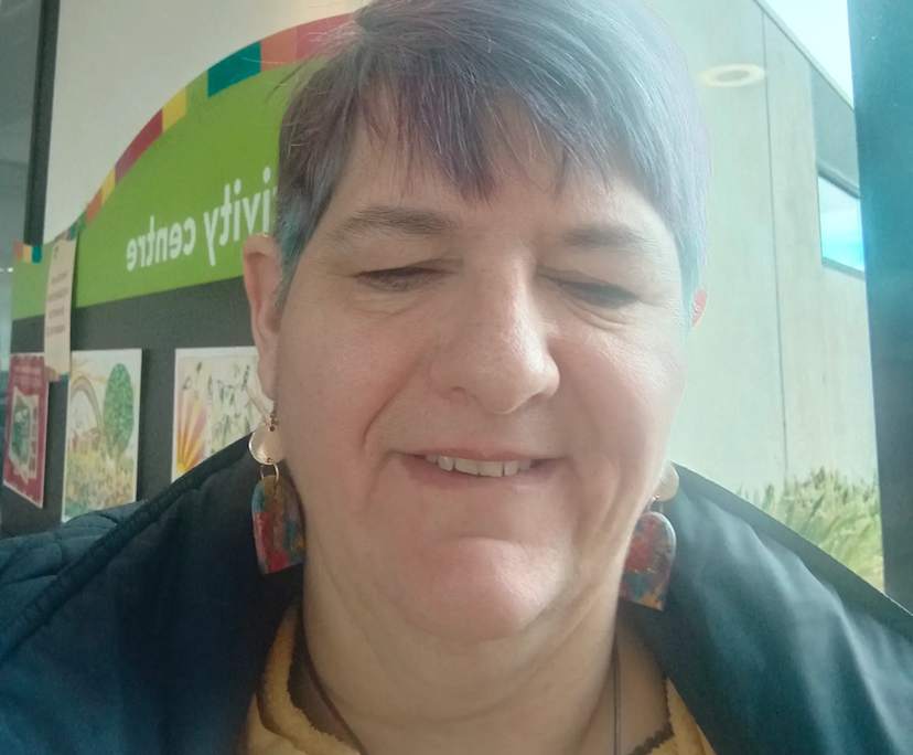 Kim (55), $280, Have pets, Non-smoker, and No children