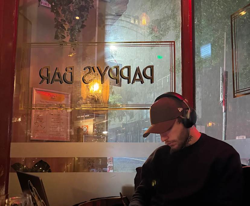 Valentin (22), $625, No pets, Non-smoker, and No children