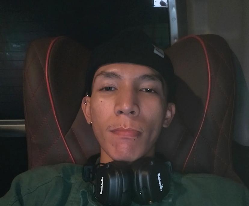 John (27), $250, Have pets, Smoker, No pets, and No children