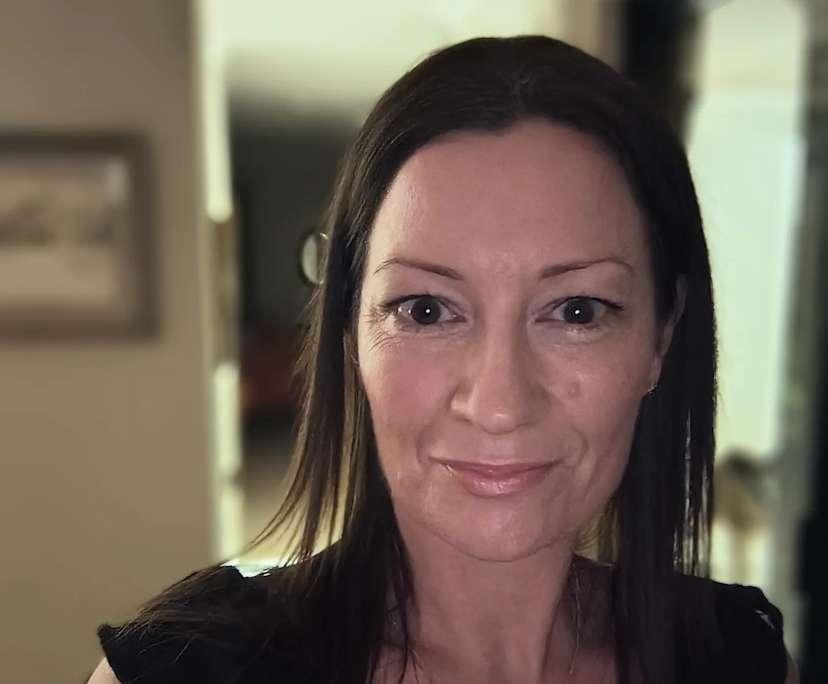 Melissa (44), $350, Non-smoker, Have pets, and No children