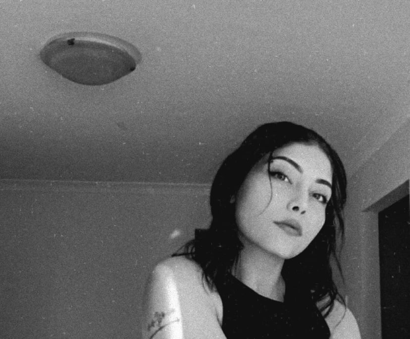 Aleksandra (24), $400, Have pets, Smoker, No children, and LGBTQIA+