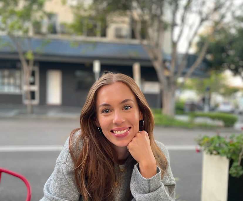 Hannah (28), $300, No pets, Non-smoker, and No children