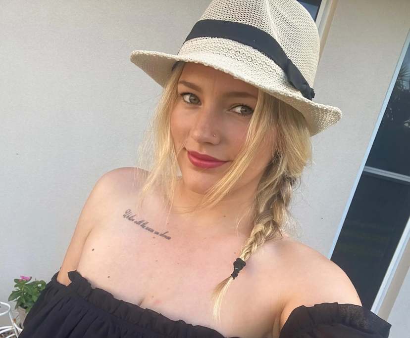 Samantha (32), $400, Smoker, No pets, and No children