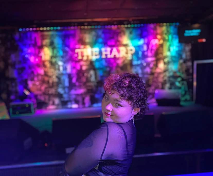 Rowen (20), $300, LGBTQIA+, Non-smoker, Have pets, and No children