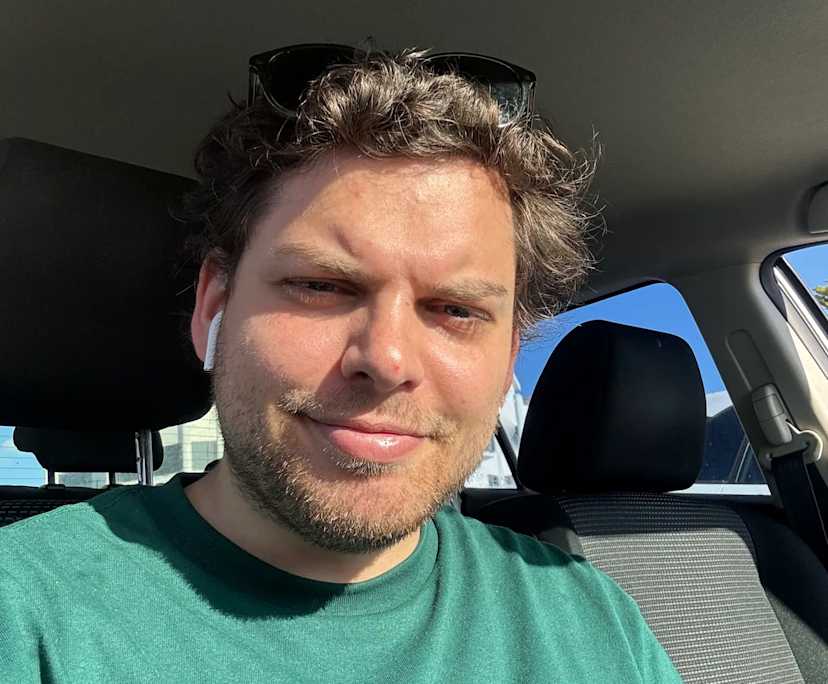 Jonathan (28), $300, Non-smoker, Have pets, and No children
