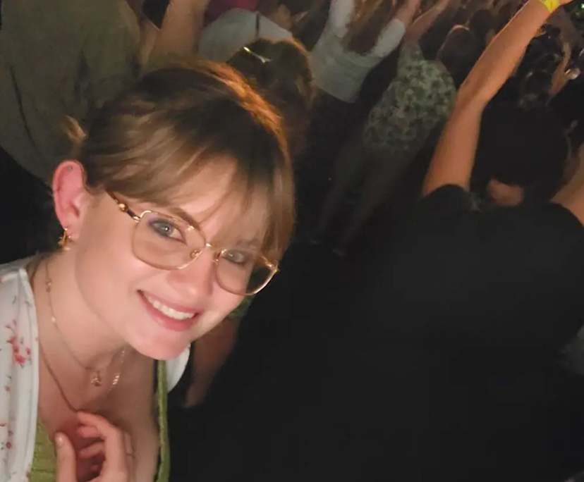 Angel (25), $250, Non-smoker, Have pets, and No children