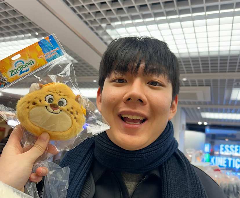 Eric (23), $300, Non-smoker, Have pets, and Have children