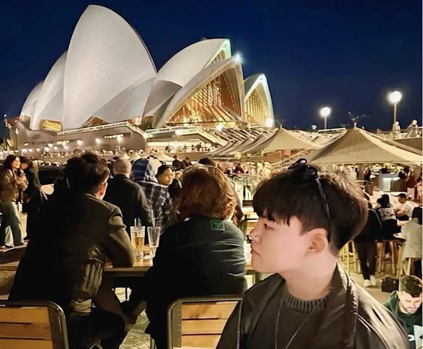 Andy (25), $320, Non-smoker, Have pets, and No children